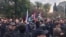 Protestatarii se adună în fața clădirii parlamentului din Sukhumi.