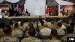 Вайскоўцы арміі ЗША слухаюць выступ Барака Абамы ў Кабуле, 4 ліпеня 2013