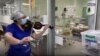 Një infermiere sjell shpresë me violinë te pacientët me COVID-19