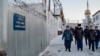 Un grup de ofițeri pășește în interiorul coloniei penitenciare cu „regim special”, de lângă Cercul Polar, reminiscență a gulagului stalinist, din regiunea autonomă Iamalia-Neneția din nordul Federației Ruse, aflată la 1.900 de kilometri de Moscova. 