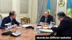 Президент Казахстана Нурсултан Назарбаев (в центре) во время встречи с министром информации и коммуникаций Дауреном Абаевым (слева). Астана, 26 февраля 2018 года. 