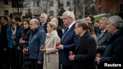 Кая Каллас (у бежевому пальті) під час ушанування жертв російської окупації Бучі, 31 березня 2026 року