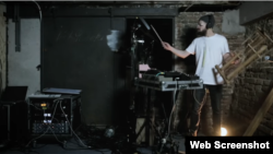 Frank Wienk aka Binkbeats performing Drones In My Bones (Youtube screenshot)