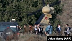 Mike Pompeo (centru) vizitează Înălțimile Golan, teritoriu anexat de Israel, lângă Merom Golan pe granița cu Siria, 19 noiembrie 2020