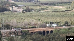 Një urë e dëmtuar në një autostradë kryesore pas një sulmi ajror izraelit në jug të Libanit, 22 mars 2026.