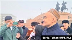Макс Бокаев после выхода из тюрьмы вместе со сторонниками на площади Исатая и Махамбета. Атырау, 4 февраля 2021 года