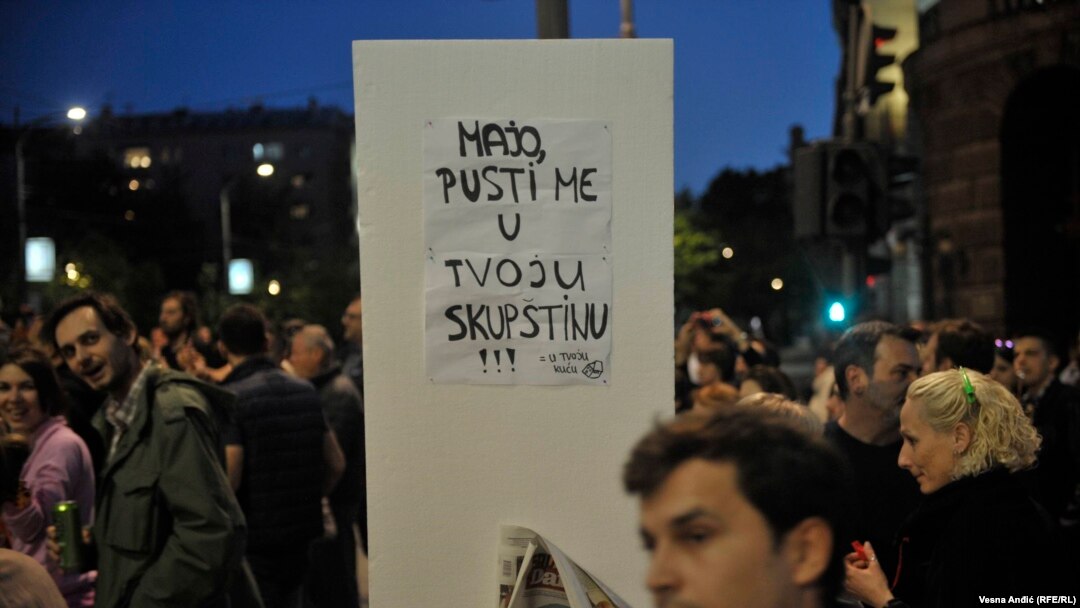 Sa sinoćnjeg protesta zbog nereševanja slučaja Savamala u Beogradu, 25. april 2017. 