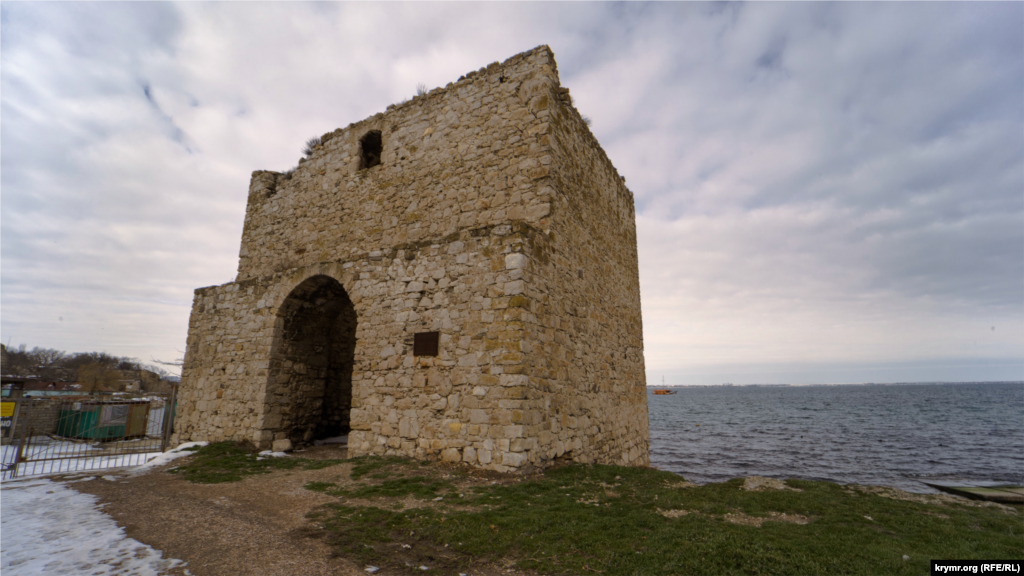 Доковая башня у самого моря также является объектом Генуэзской крепости и охраняется, как памятник архитектуры со времен Украинской ССР