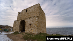 Доковая башня у самого моря является объектом Генуэзской крепости и охраняется, как памятник архитектуры со времен Украинской ССР
