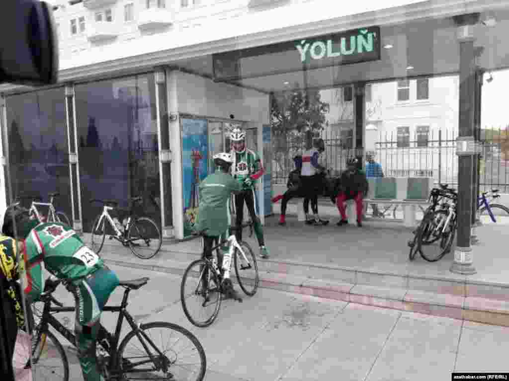 Awtobus duralgasyndaky welosipedçiler