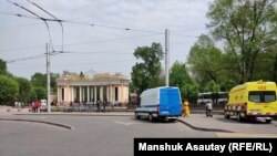 Припаркованный недалеко от входа в Центральный парк автозак в день несостоявшихся оппозиционных митингов, анонсированных Аблязовым. Алматы, 7 мая 2021 года.