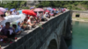 S mosta Mehmed paše Sokolovića u Drinu je spušteno 3.000 ruža za isto toliko ubijenih Bošnjaka. (Fotografija sa obeležavanja 27. godišnjice u junu 2019.)