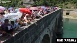 S mosta Mehmed paše Sokolovića u Drinu je spušteno 3.000 ruža za isto toliko ubijenih Bošnjaka. (Fotografija sa obeležavanja 27. godišnjice u junu 2019.)