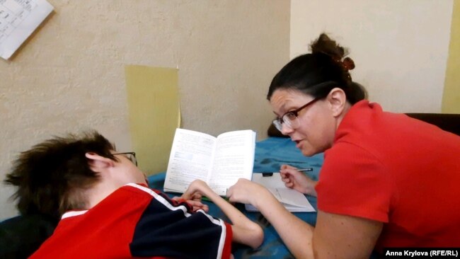 Олеся Ледовская помогает сыну с учебой