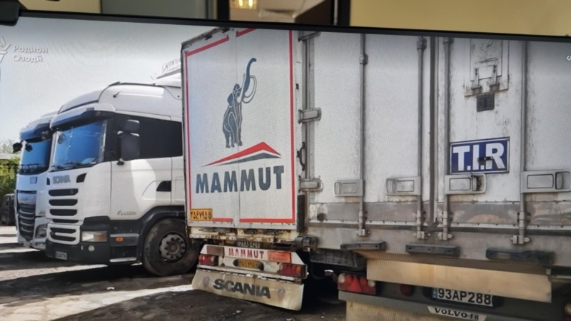 Даҳҳо ронандаи мошинҳои боркаши эронӣ дар Тоҷикистон банд мондаанд