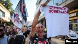 Demonstrant sa majicom i porukom "Studenti pobeđuju" na protestu u Kraljevu, 28. juna 2026. godine.