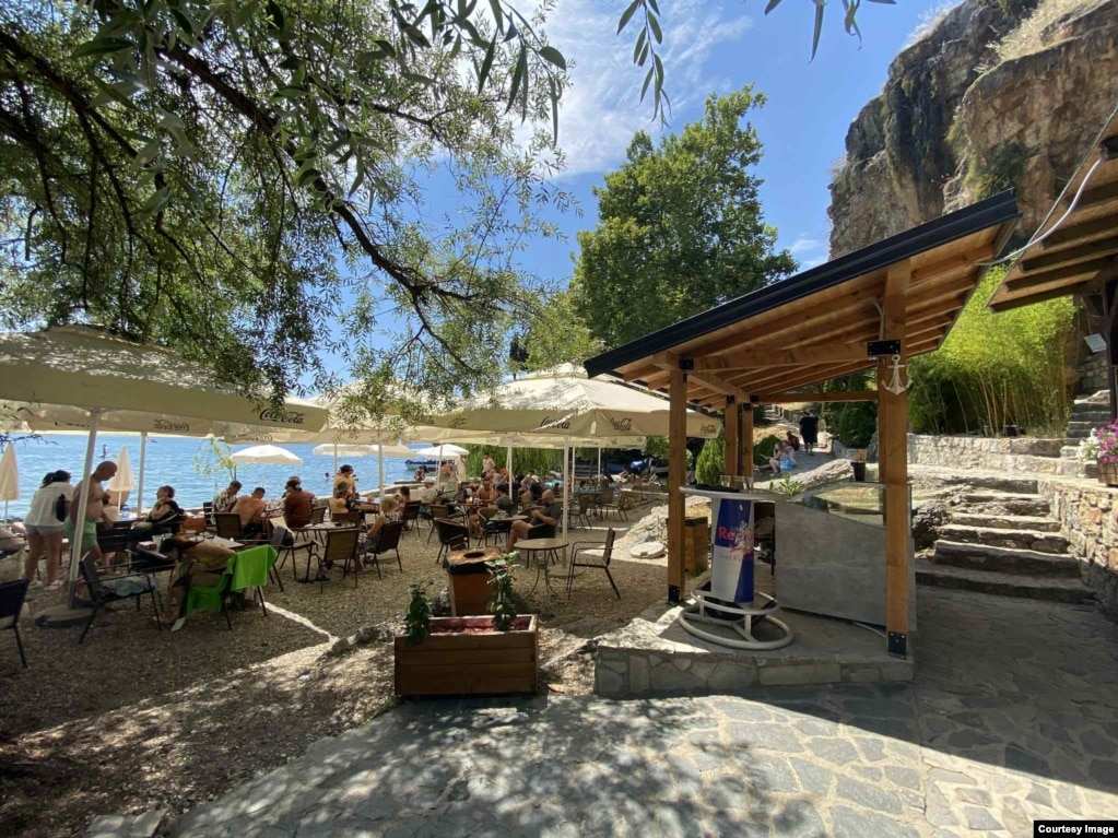 Disa persona në një kafene në Kanoe, objekt i ndërtuar në mënyrë të paligjshme.