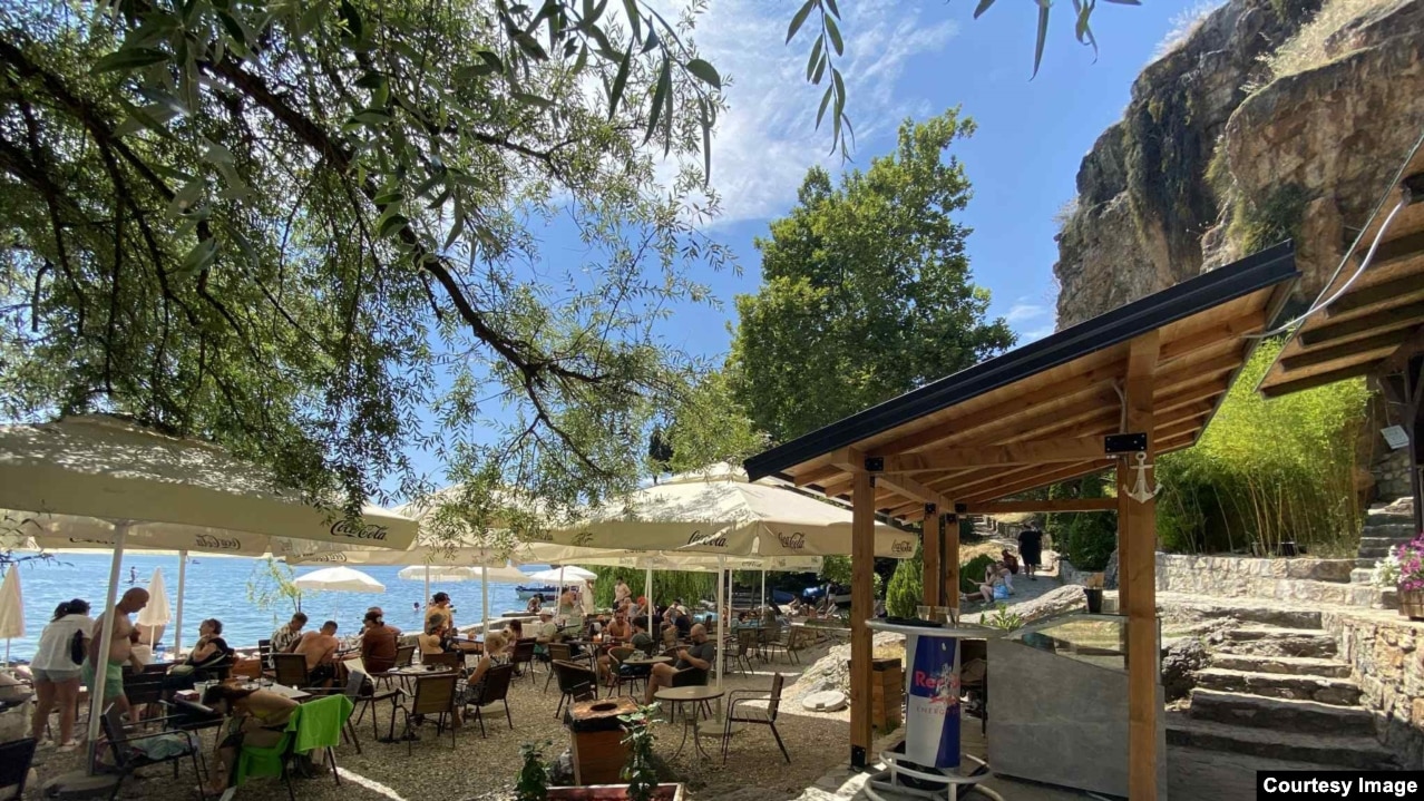 Платформа и кафуле на Канео за кои граѓани велат дека се нелегално изградени.