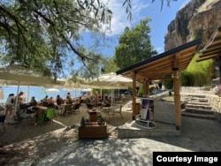 Disa persona në një kafene në Kanoe, objekt i ndërtuar në mënyrë të paligjshme.