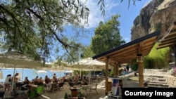 Платформа и кафуле на Канео за кои граѓани велат дека се нелегално изградени.