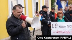 Акция протеста у Конституционного суда сторонников партий, связанных с Иланом Шором, против признания недействительным референдума о вступлении Молдовы в ЕС, который, по мнению властей, олигарх пытался сфальсифицировать путем подкупа избирателей, октябрь 2024.