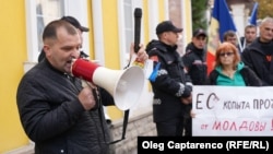 Protest la Curtea Constituțională al susținătorilor partidelor afiliate lui Ilan Șor împotriva validării referendumului privind aderarea R. Moldova la UE, scrutin pe care, potrivit autorităților, oligarhul a încercat să-l fraudeze prin cumpărarea voturilor, octombrie 2024. 