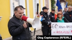 Simpatizanții comuniștilor și susținătorii lui Șor au protestat împreună în fața CC.