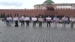 «Bizim balalarımız terrorist degil»: Moskvada narazılıq aktsiyasından soñ qırımlı faallerni tuttılar (video)