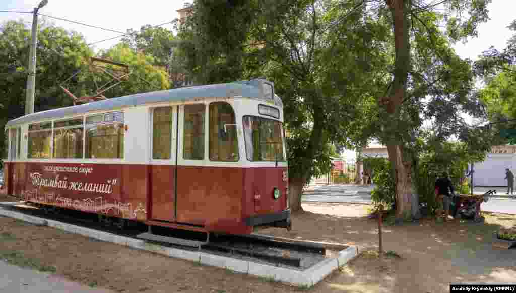 Старенький трамвай стал рекламным памятником недалеко от входа на пляж &laquo;Солярис&raquo;