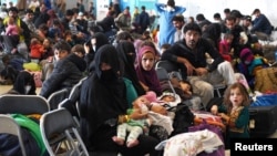 په جرمني کې یوشمېر افغانان د نوملیکنې په مرکز کې ناست دي - انځور: ارشیف