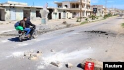 Вулиці постраждалого від авіаудару сирійського міста Хан Шейхун, 5 квітня 2017 року