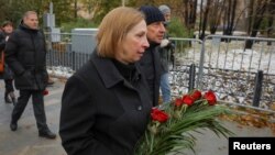 Ambasadoarea SUA la Moscova a vizitat un altar improvizat pentru Alexei Navalnîi, pe 18 februarie 2024. 