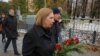 აშშ-ის ელჩი ლინ ტრეისი „სოლოვეცკის ქვასთან" 29 ოქტომბერი, 2023 წელი. ელჩი ტრეისი 18 თებერვალს მოსკოვში ნავალნის იმპროვიზებულ მემორიალთან მივიდა.