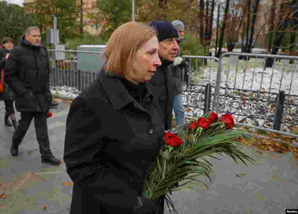 Lynne Tracey, the U.S. ambassador to Russia, was also present. Since 2006, Memorial has arranged an event called Returning of the Names, during which the names of those who were subjected to repression under Stalin are read out. The authorities, however, refused to grant authorization for the names to be read in 2020.
