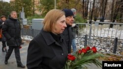 Ambasadoarea SUA în Rusia, Lynne Tracy, depune flori la memorialul Piatra Solovețki, în ajunul zilei de comemorare a victimelor represiunii politice la Moscova, Rusia, 29 octombrie 2023. (Foto: REUTERS)