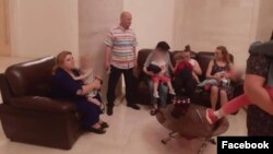 Дети семьи Сусляк перед возвращением на Украину 