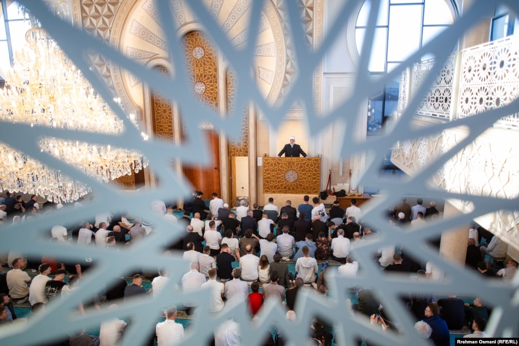 Udhëheqësit fetarë theksuan se kjo festë nuk është vetëm ditë gëzimi, por edhe reflektimi, duke bërë thirrje për më shumë solidaritet, mirëkuptim dhe kujdes ndaj njëri-tjetrit.