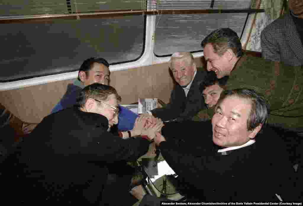 Yeltsin and Japanese Prime Minister Ryutaro Hashimoto (left) aboard a boat with other officials on the Yenisei River in November 1997. Boris Nemtsov, who was murdered in 2015 near the walls of the Kremlin, is partly visible to the right of Yeltsin. When this photo was taken, Nemtsov was Russia&#39;s first deputy prime minister.&nbsp;&nbsp;