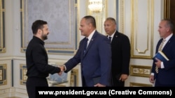 «Наші команди – на урядовому рівні і з боку приватного сектору – будуть в контакті, щоб усе доопрацювати», – заявив Зеленський 