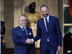 Bernard Cazeneuve (st) a fost premierul cu cel mai scurt mandat din istoria țării și a fost urmat de Edouard Philippe (dr).