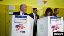 Дональд Трамп һәм аның җәмәгате Меланье тавыш бирә