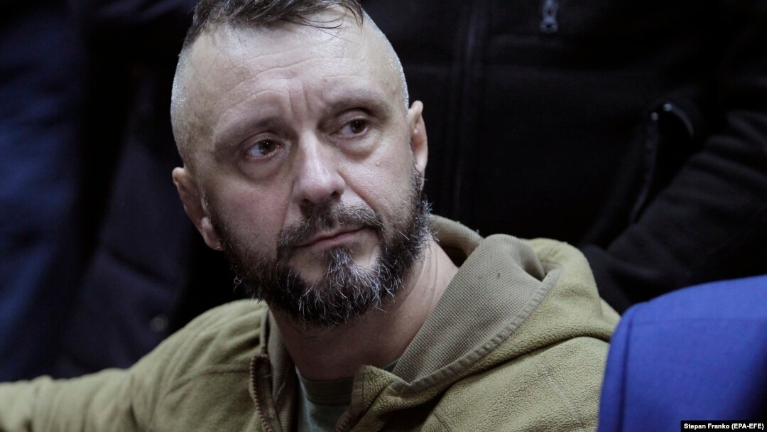 У заяві вказано, що під час брифінгу 12 грудня, на якому виступали всі перелічені в позові відповідачі, «було проявлено повну зневагу до принципу презумпції невинуватості»