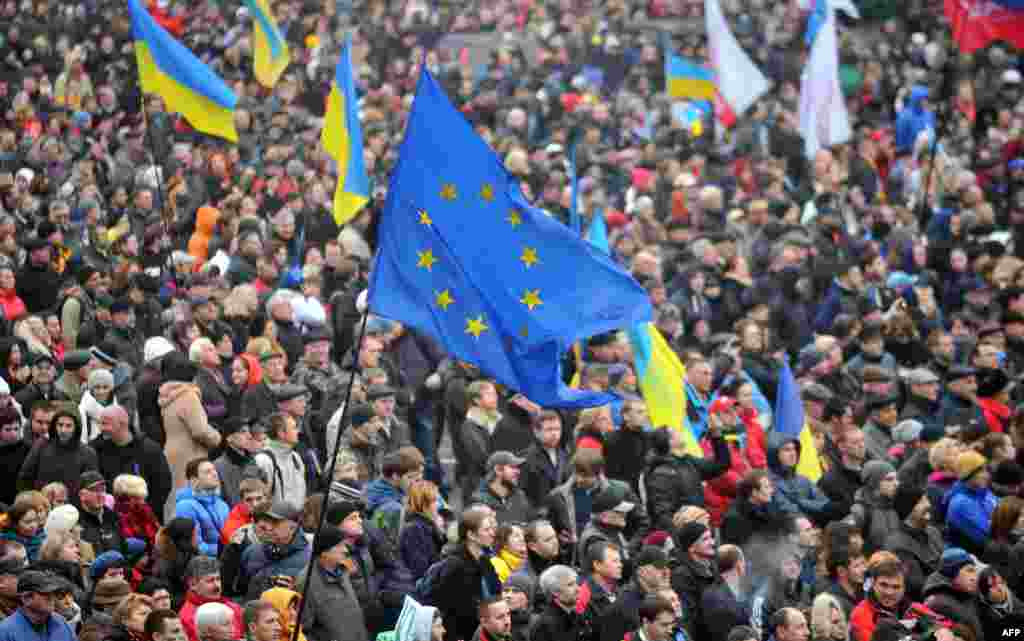 24 листопада. Тим часом до центру столиці стягується все більше активістів