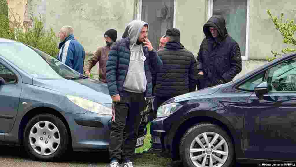 Muškarci, koji su okupljeni i ispred biračkih mesta, nose bedževe sa ćiriličnim slovom Ć, od reči "ćaci", odnosno "ćacilend" - kako je nazvano šatorsko naselje pristalica vlasti ispred Skupštine Srbije u Beogradu. 