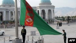 Türkmenistanyň döwlet baýdagy, Aşgabat 