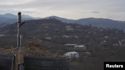 Вид на разделенное между армянами и азербайджанцами село Тагхавард в Нагорном Карабахе (архивное фото)