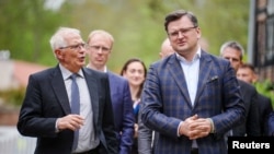 EU foreign policy chief Joseph Borrell (left) and Ukrainian Foreign Minister Dmytro Kuleba talk during a G7 foreign ministers' summit in Weissenhas, Germany, on May 13. 