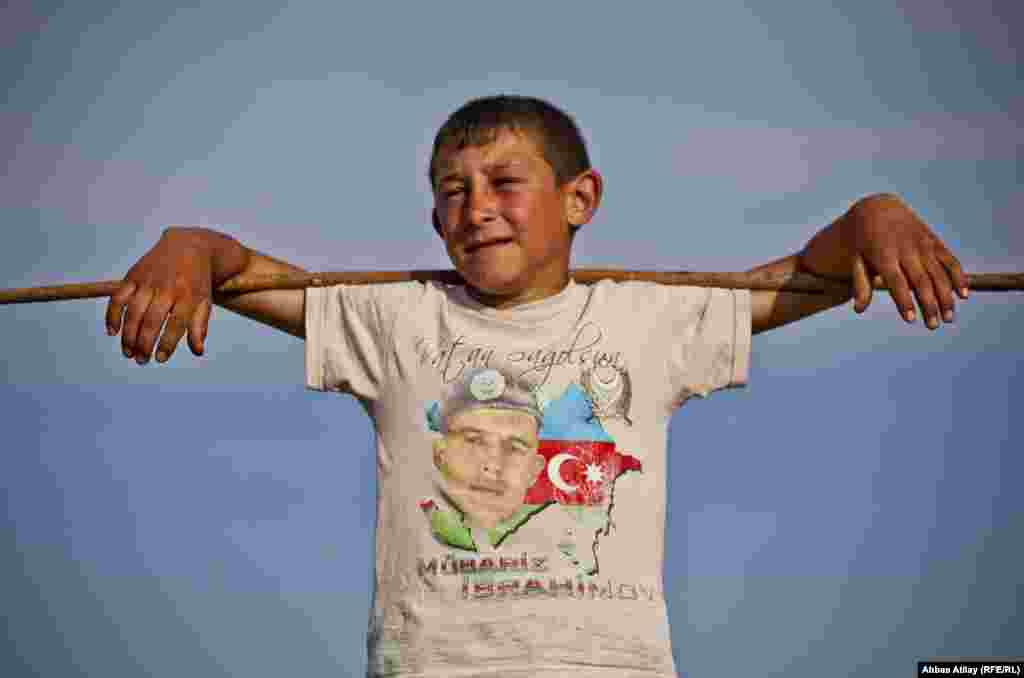 Tərtər rayonunun Borsunlu kəndi. Kənd ətrafındakı təpəlikdə heyvanlarını otaran balaca çoban.