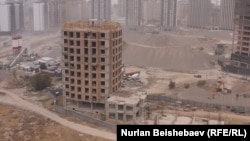 2021-жылдан бери курулушу бүтпөй турган "Рахат Резиденс" турак жай комплекси.