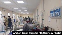 آرشیف- افراد مبتلا به بیماری ویروس کرونا در شفاخانه افغان‌جاپان در غرب شهر کابل